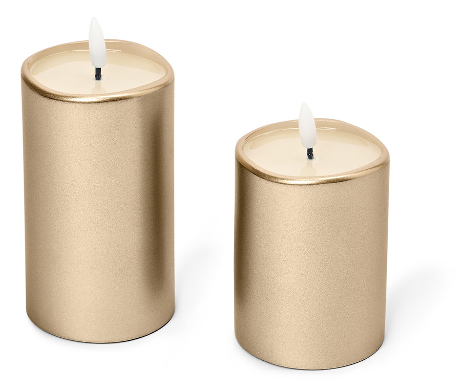 Beyaz bir arka plan üzerinde duran iki altın rengi mum.