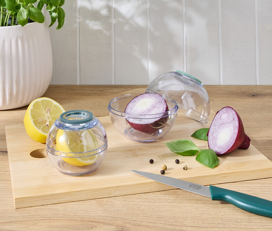 Şeffaf bir kapta yarım limon, yanında şeffaf bir kapta yarım limon ve yarım kırmızı soğan, kesme tahtası üzerinde bıçakla birlikte yarım kırmızı soğan.