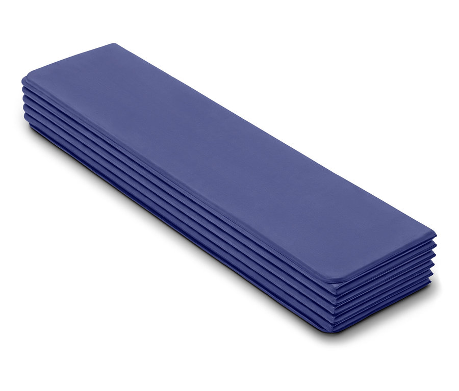 Beyaz bir arka plan üzerinde istiflenmiş mor peçeteler.