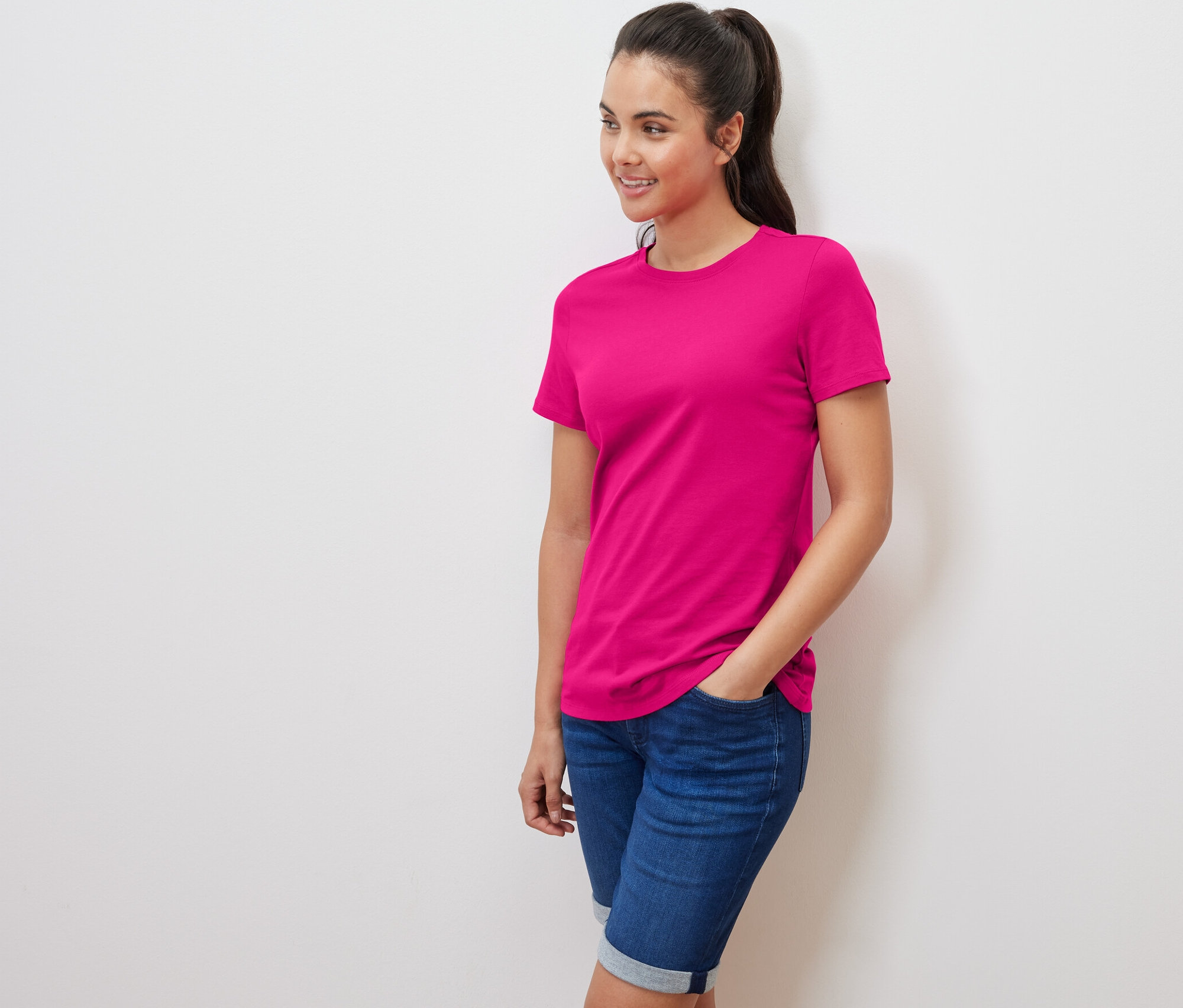 Kadın pembe bir tişörtle poz veriyor