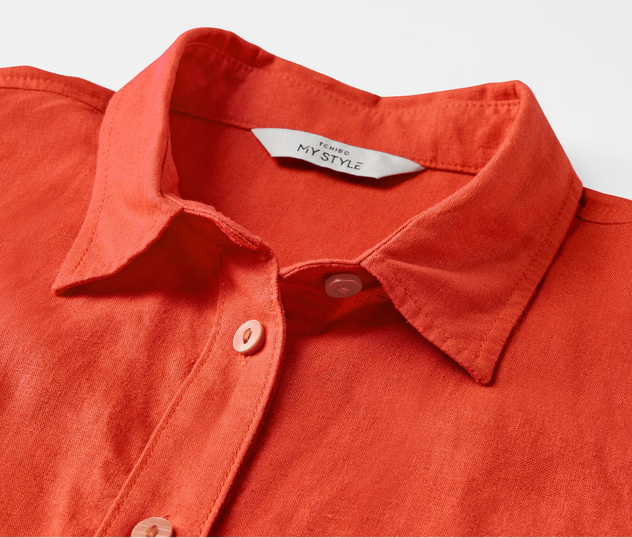 Turuncu bir keten bluzun detayı. 