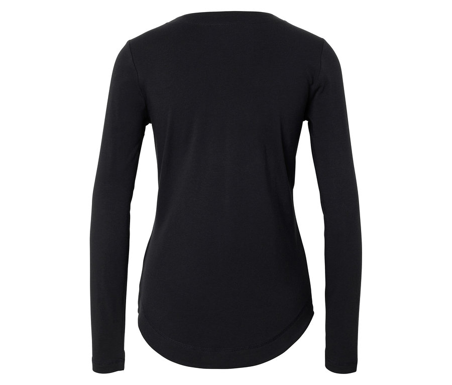 Siyah uzun kollu tişörtün arka görünümü.