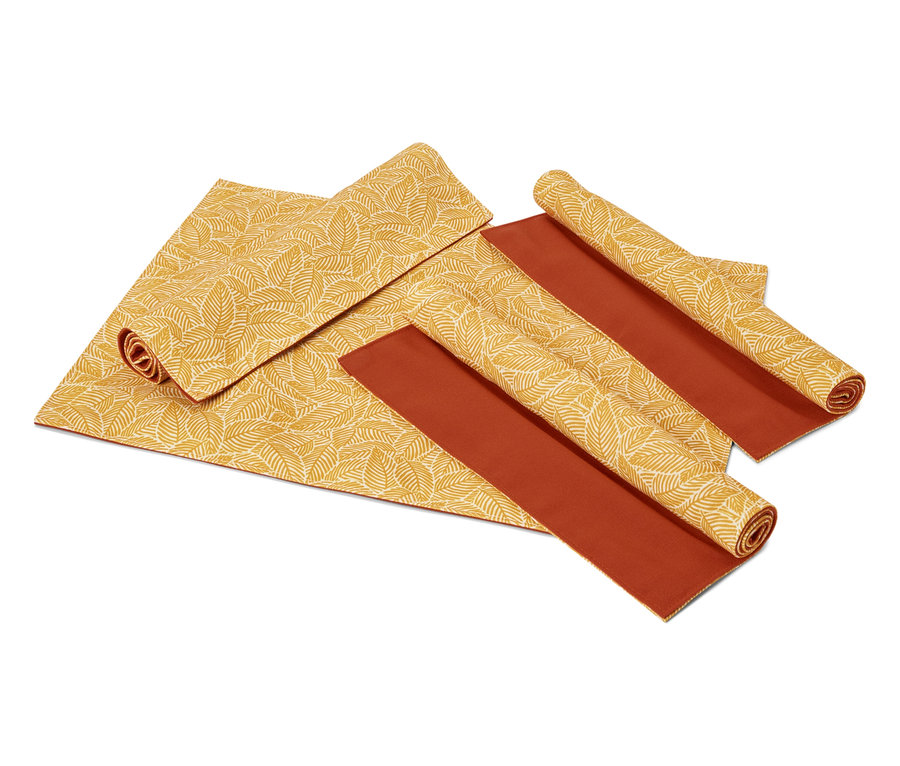 Beyaz bir arka plan üzerinde yaprak desenli serilmiş ve rulo yapılmış amerikan servisleri ve kahverengi amerikan servisleri.