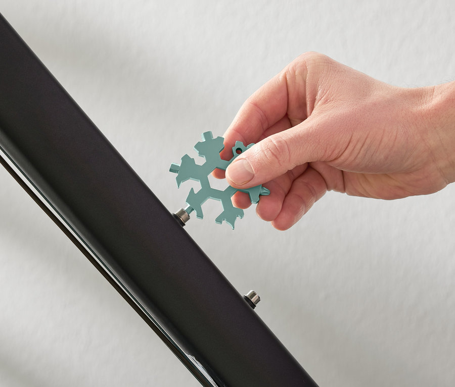 Bir el çok fonksiyonlu bir anahtar kullanıyor