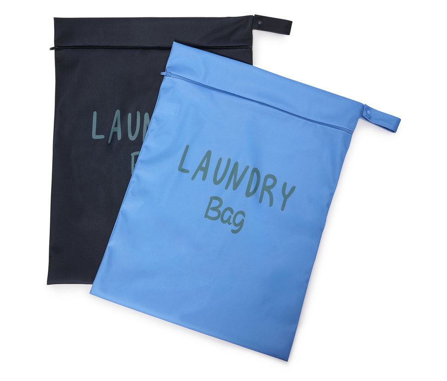 İpli ve üzerinde "Laundry Bag" yazısı olan lacivert ve mavi çamaşır torbasının yukarıdan görünümü.