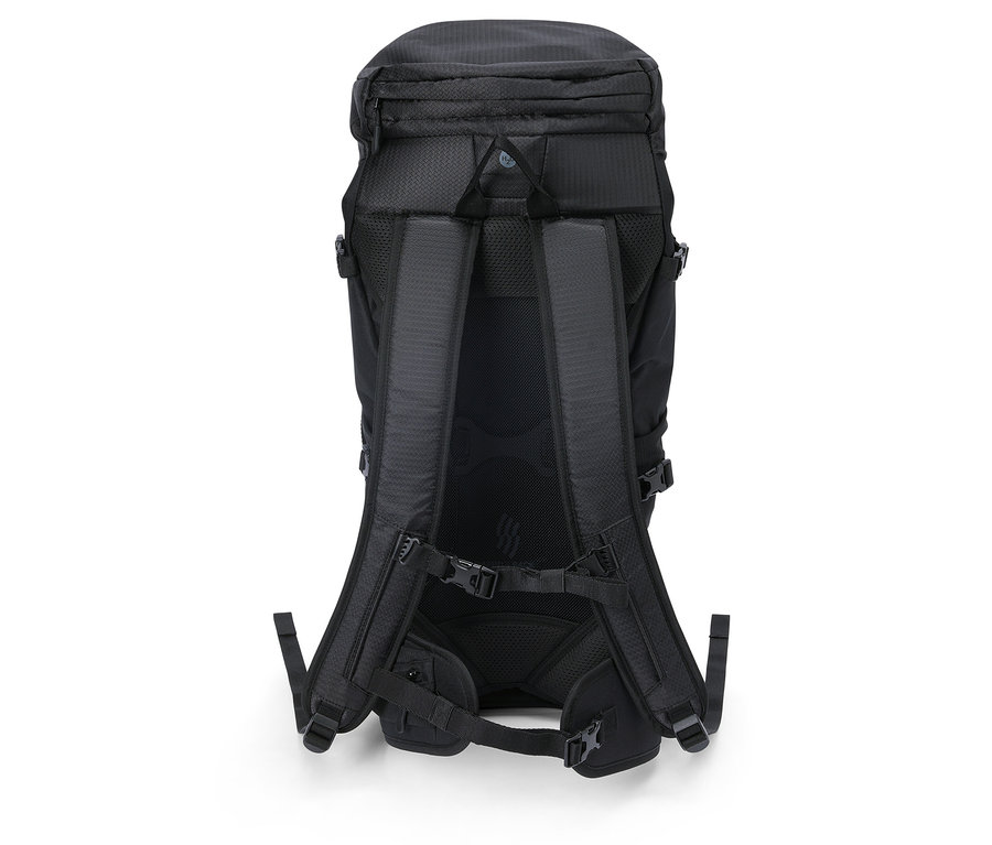 Yastıklı askıları ve çok sayıda tokası olan siyah bir sırt çantasının arka görünümü.