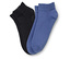 Bir çift çorap, biri siyah, diğeri mavi, yan yana duruyor.