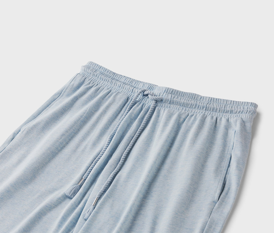 Kordonlu açık mavi eşofman altının yakın çekimi.