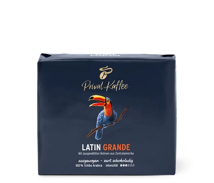 Üzerinde bir tukan resmi olan Privat Kaffee Latin Grande kahve paketi.