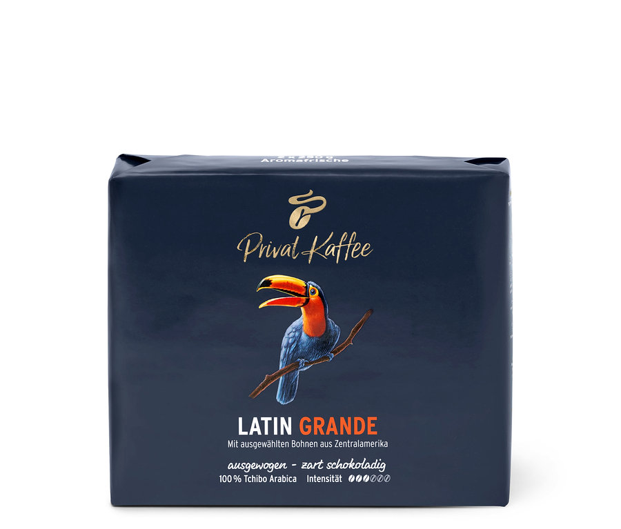 Üzerinde bir tukan resmi olan Privat Kaffee Latin Grande kahve paketi. 