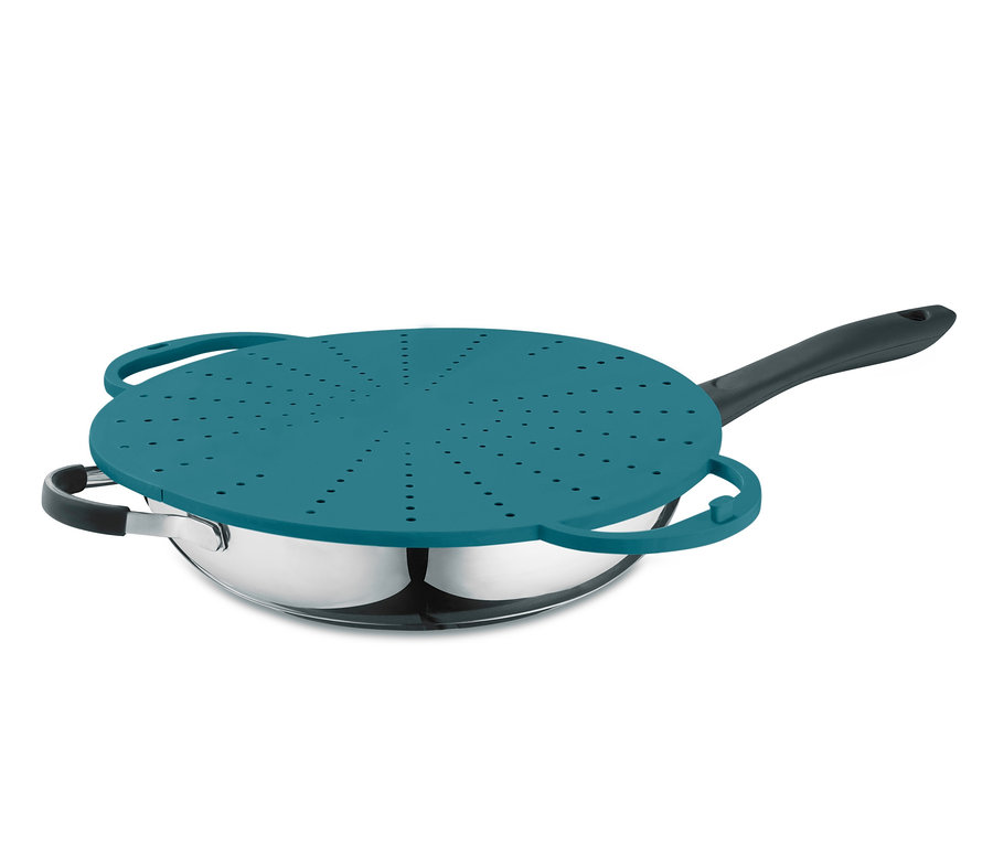 Tencerenin üzerinde turkuaz Çok Amaçlı Kapak duruyor.