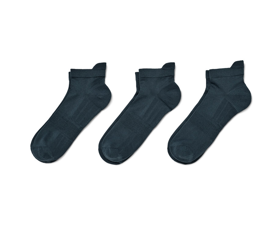 Üç çift unisex sneaker çorapları.