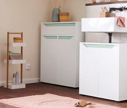 Lavabo dolabı, banyo dolabı ve yüksek dolaplı banyo içi. 3 saklama kutulu ayaklı raf ve tekerlekli, depolama alanlı, döşemeli oturma bankı.