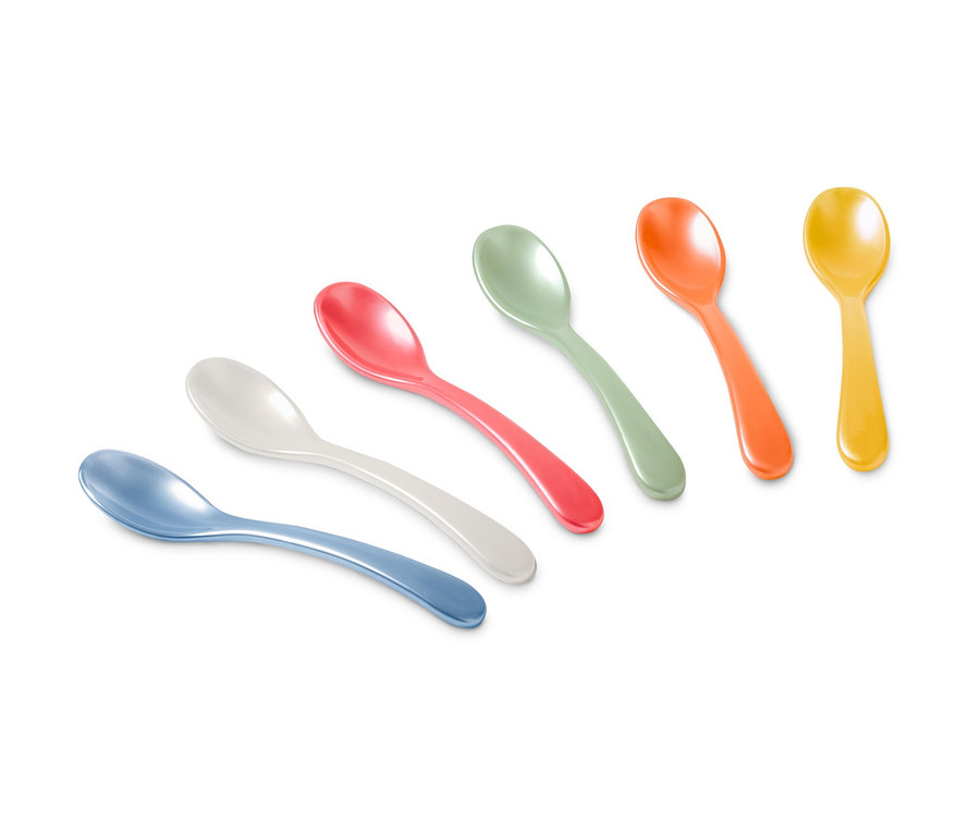 Altı renkli yumurta kaşığı beyaz bir arka plan üzerinde duruyor.