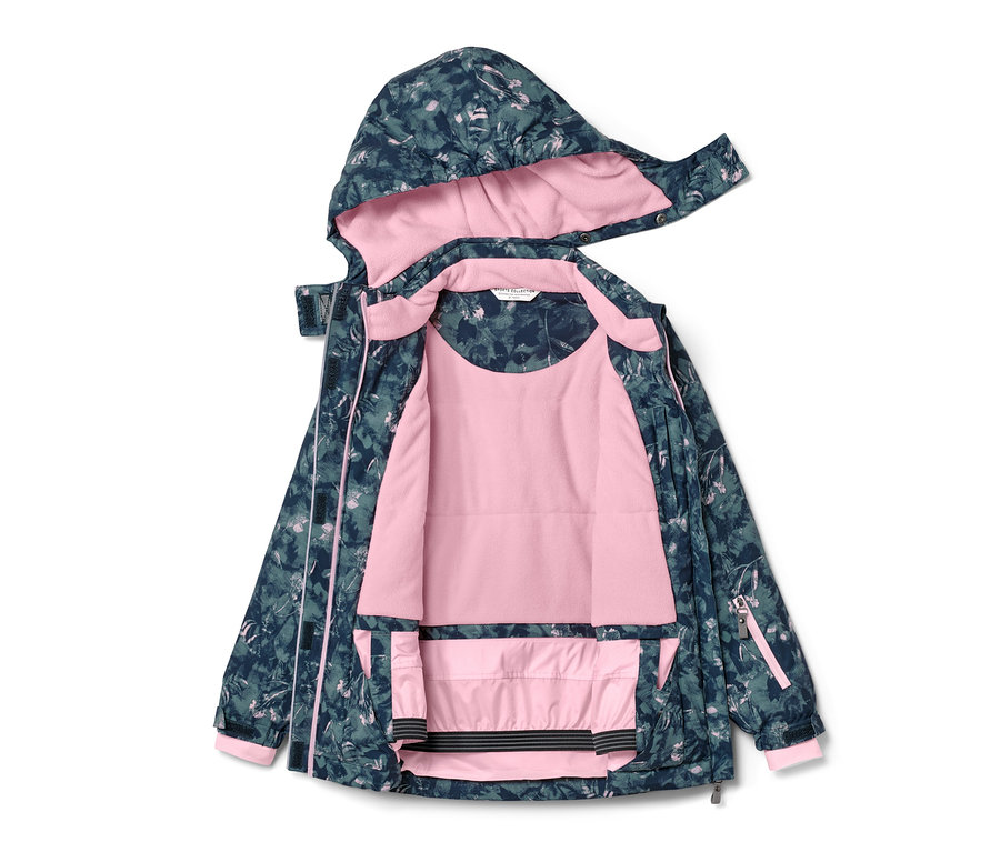 Açık halde duran, yaprak desenli ve pembe astarlı çocuk kayak montu.