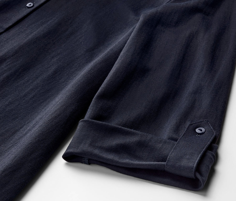 Kıvrılmış kollu lacivert Pike Jersey Bluz detayı.