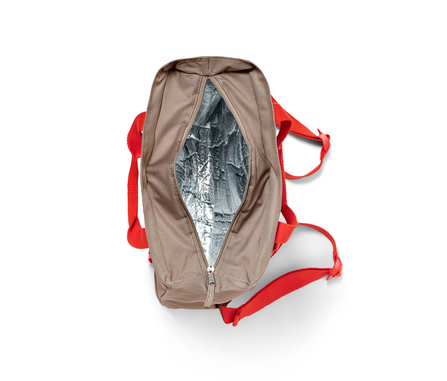 Kırmızı askılı ve gümüş iç yalıtımlı, açık piknik sırt çantası.