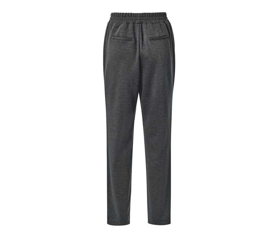Arkadan gri jogger pantolon.