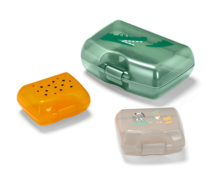 Safari temalı üç adet beslenme kutusu: Yeşil olanında timsah, turuncu olanında puantiyeler, bej rengi olanında hayvanlar bulunur.