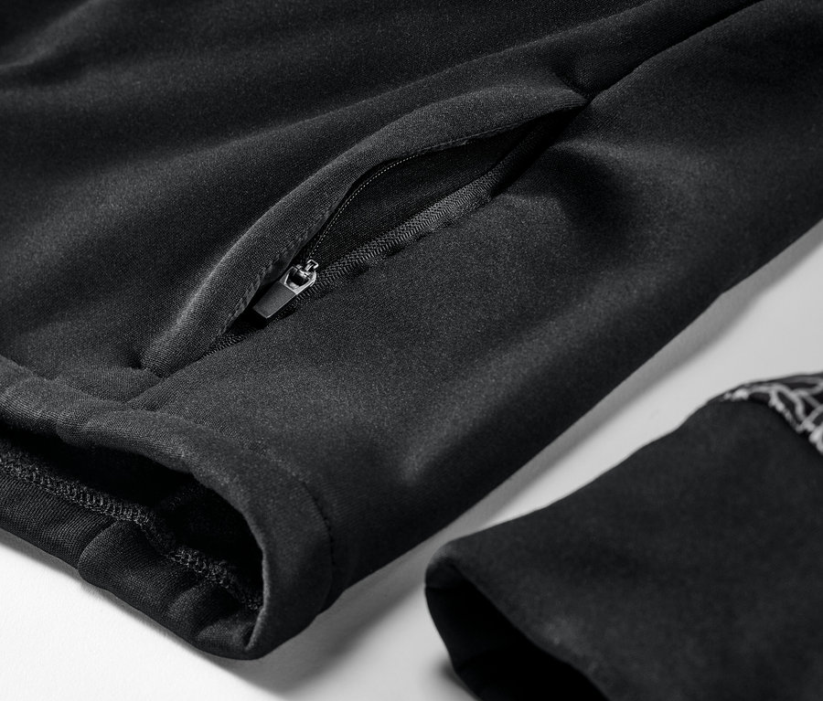 Siyah termal ceketin fermuarlı cebi ve kol manşetinin yakın çekimi.