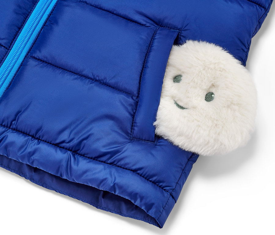 Mavi yelek, cebinde 2 Adet Cep Isıtıcı Ped.