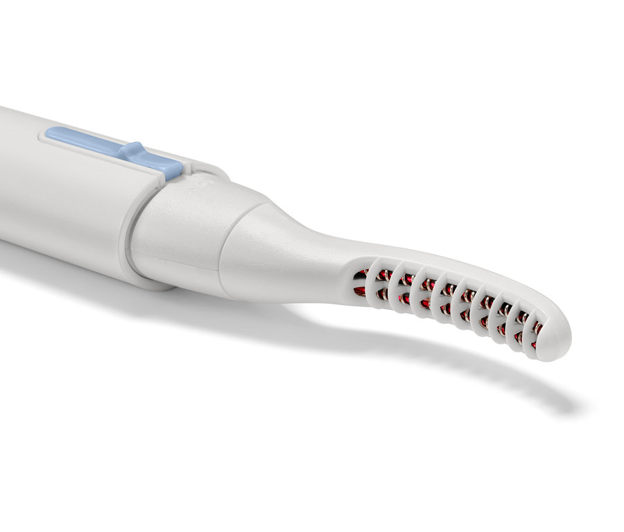 Isıtmalı kirpik kıvırıcı yakın çekim.