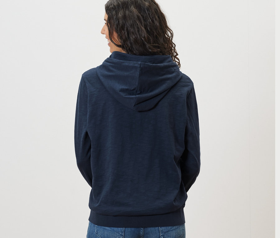 Koyu saçlı bir kadının lacivert Jersey kapüşonlu sweatshirt giydiği arka görünümü.