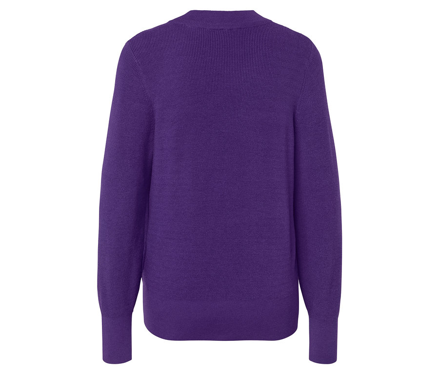 Beyaz arka plan üzerinde mor bir kazak.