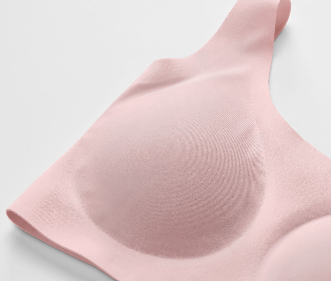 Pembe renkli Konfor Büstiyer »bonded«'in yakın çekim detayı.