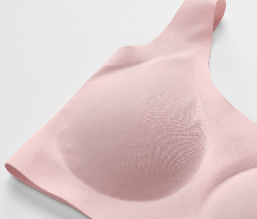 Pembe renkli Konfor Büstiyer »bonded«'in yakın çekim detayı.