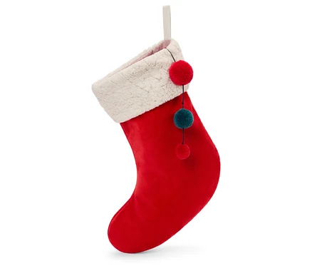 Beyaz bir arka plan üzerinde asılı, beyaz kenarlı ve dekoratif ponponlu kırmızı bir Noel çorabı.