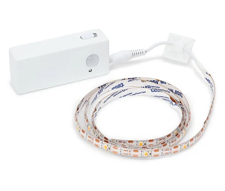 Kontrol ve güç kablosu olan beyaz LED şerit.