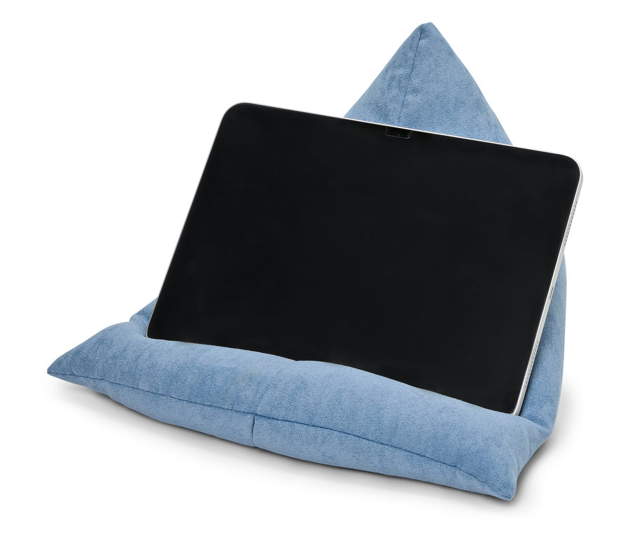 Bir tablet, mavi renkli 2'si 1 arada kitap yastığı ve okuma desteği üzerinde duruyor.