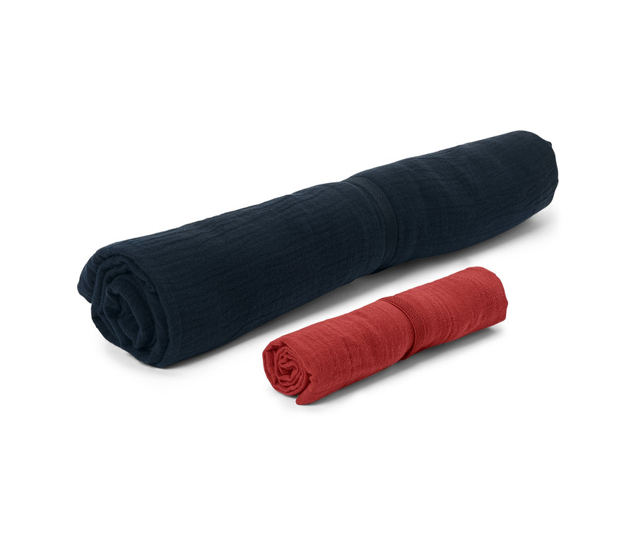 İki adet rulo şeklinde müslin havlu, biri lacivert ve biri kırmızı.