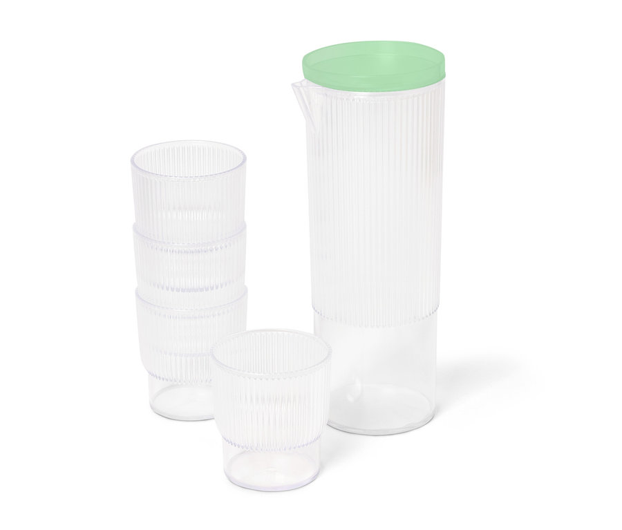 Dört adet plastik bardak yan yana dizilmiş ve kapaklı bir sürahi.
