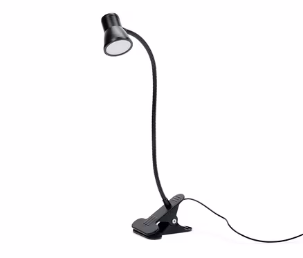 Beyaz bir arka planda siyah bir LED klipsli lamba.