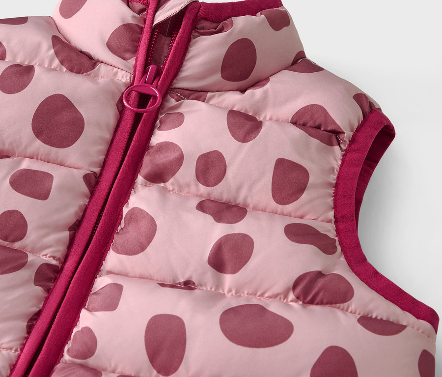 Bordo puantiyeli ve fermuarlı pembe kapitone yelek detayı.