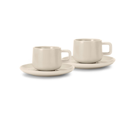 Yan yana duran iki bej renkli espresso fincanı ve tabağı.