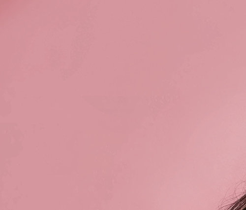 Gülümseyen bir kadın beyaz Dikişsiz Atlet ve iç çamaşırı giyiyor.