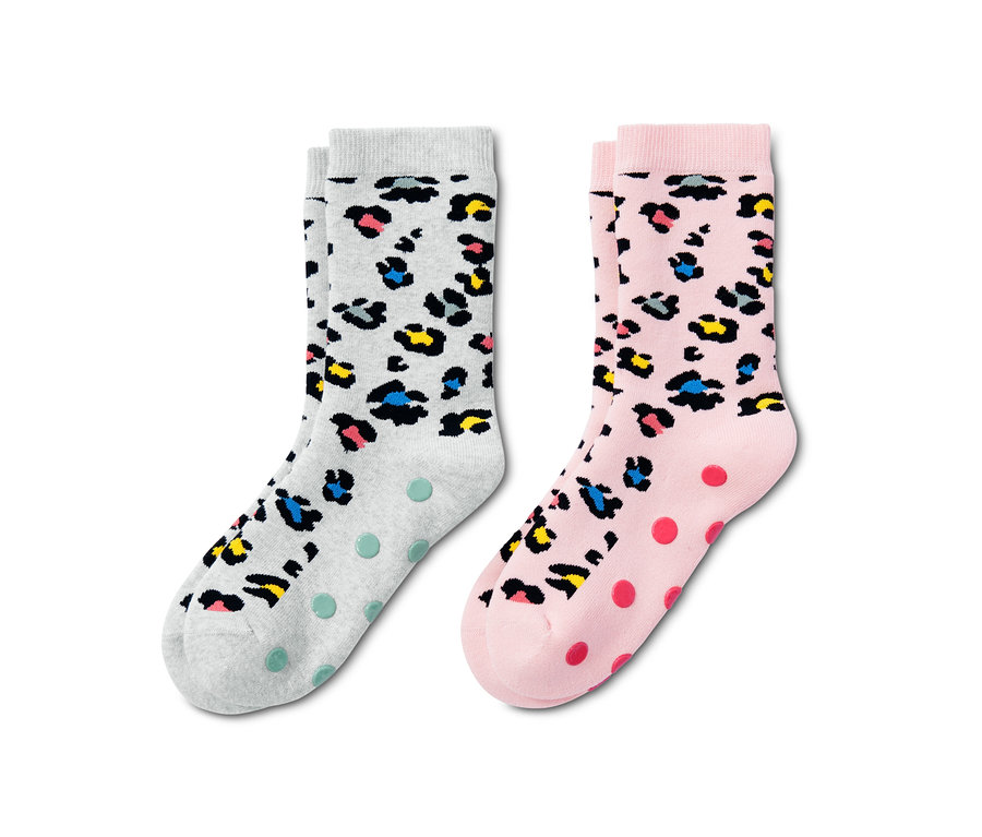Gri ve pembe renklerde leopar desenli iki çift kaydırmayan çorap.