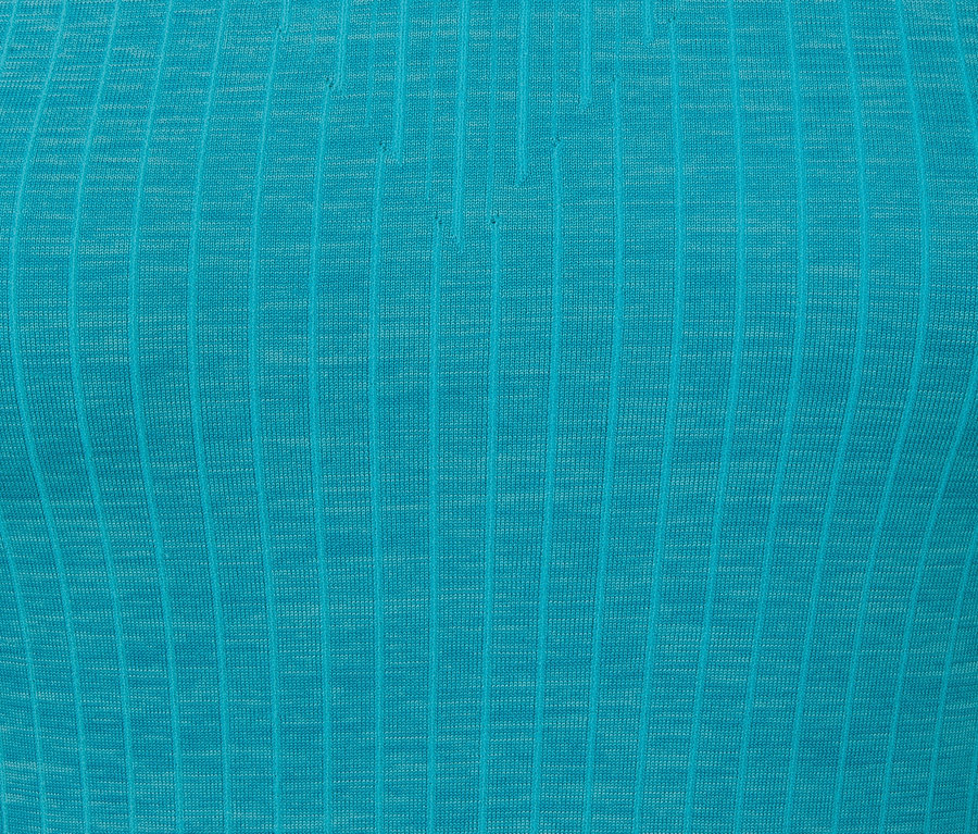 Turkuaz dikişsiz fonksiyonel tişörtün yakın çekimi.