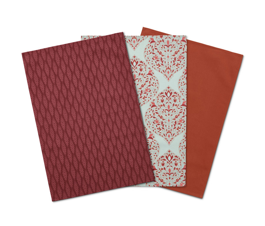 Üç adet kurulama bezi: desenli bordo, çiçek desenli açık mavi ve turuncu.