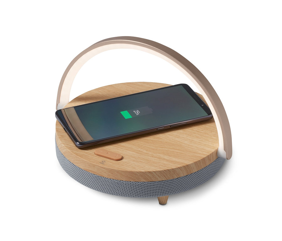 Cep telefonu, Kablosuz Şarj Cihazlı ve LED Gece Işıklı Bluetooth Hoparlör üzerinde şarj oluyor.