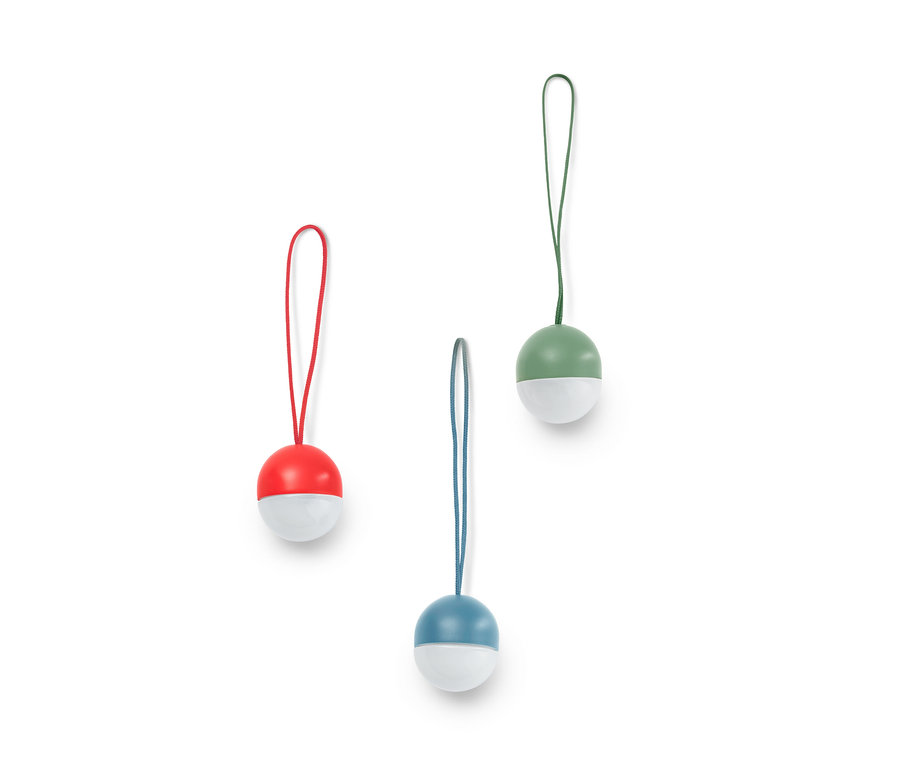 Üç adet LED mini lamba: kırmızı, mavi ve yeşil, her biri beyaz alt kısma ve asma ipine sahip.