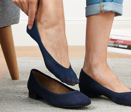 Kadın mavi renkli 3 Çift Babet Çorap giyiyor.