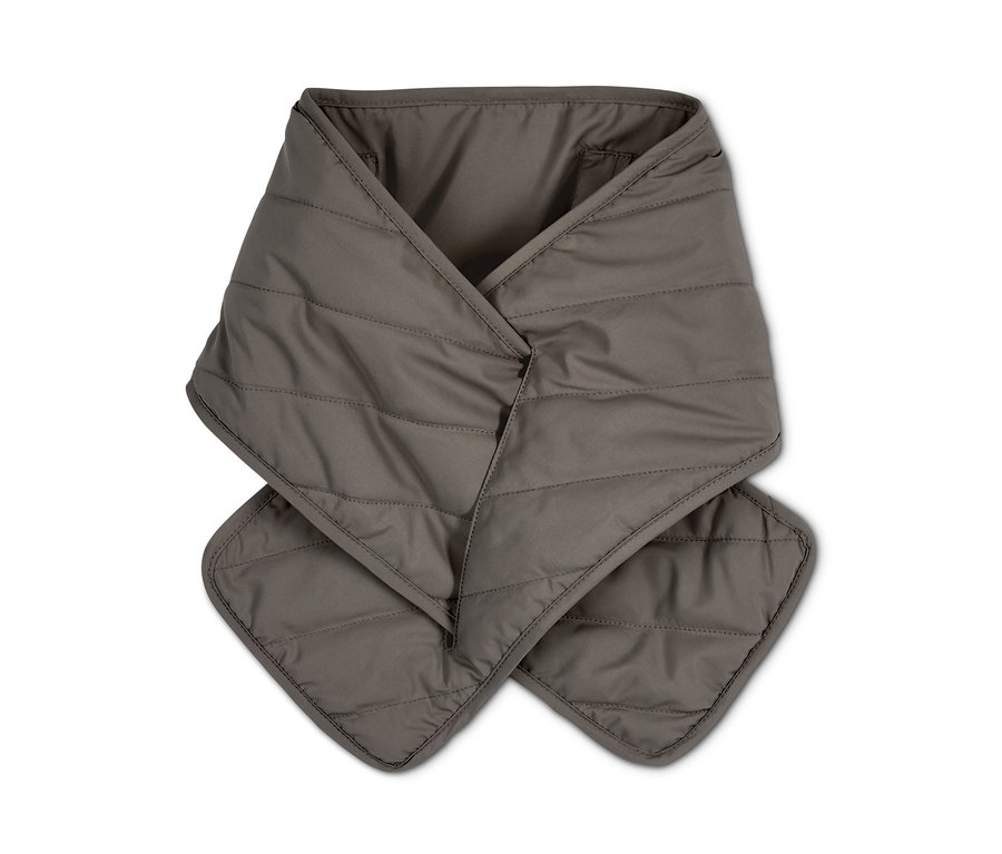 Beyaz arka planda ısıtıcı yastıklı haki kapitone şal.