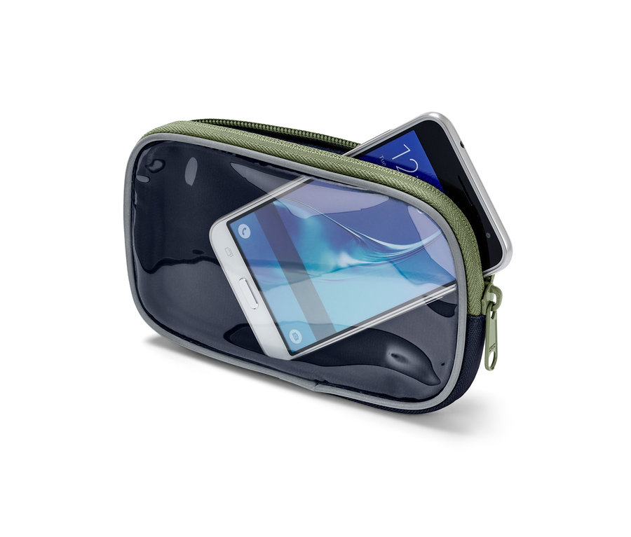 Şeffaf yüzeyli çok işlevli çantanın içinde iki cep telefonu. 