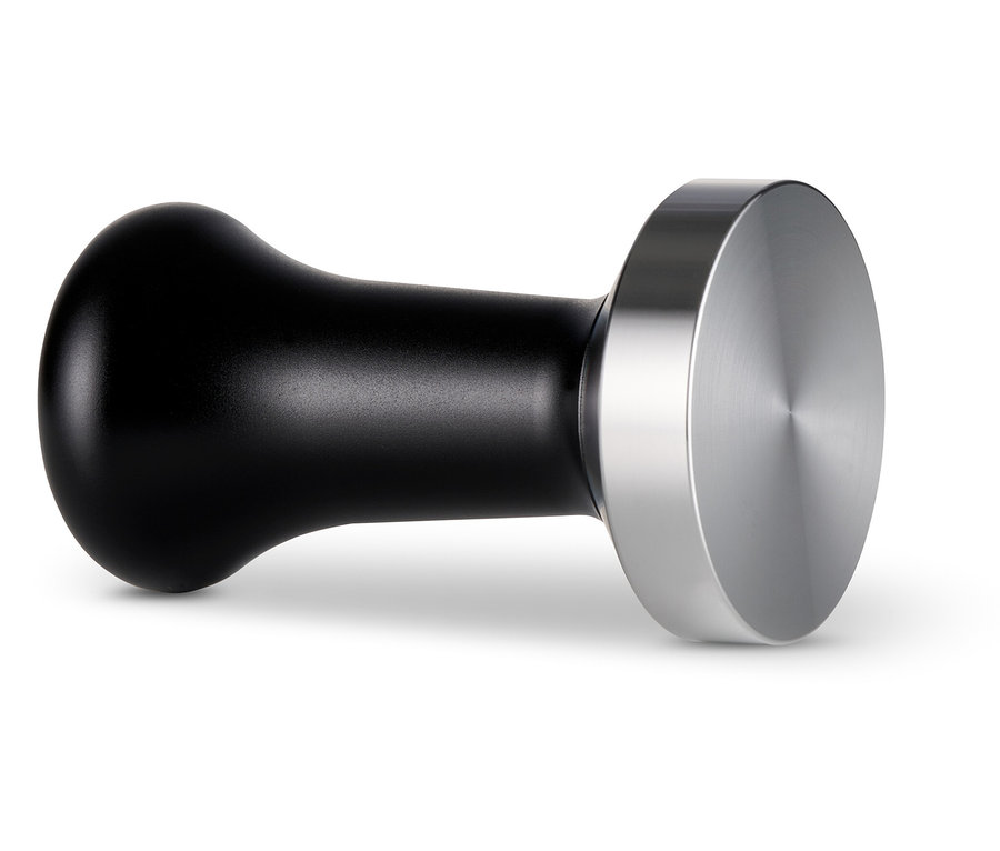 Siyah bir tamper yan duruyor.