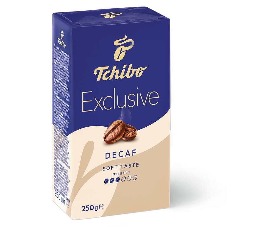 Mavi bej kutuda bir paket Tchibo Exclusive Decaf Kafeinsiz Öğütülmüş Filtre Kahve 250g.