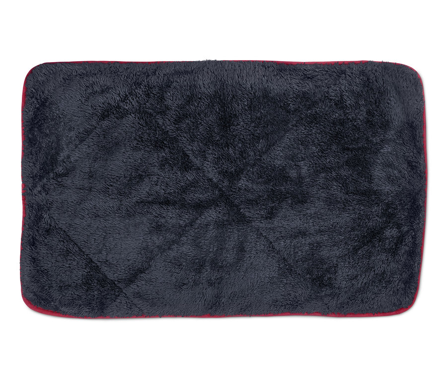 Kırmızı kenarlı köpek battaniyesi.